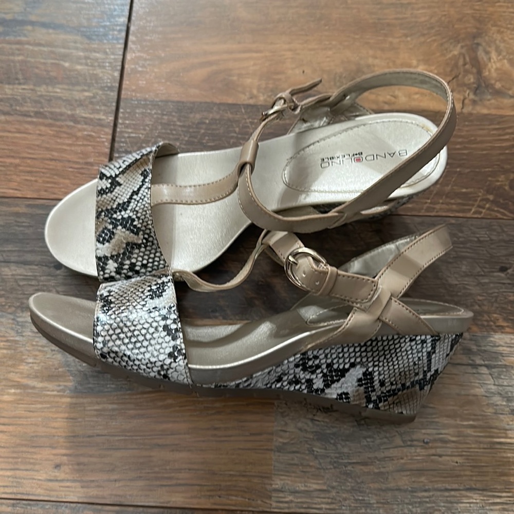 Bandolino B Flexible snakeskin print slingback wedge sandals Sz 8.5